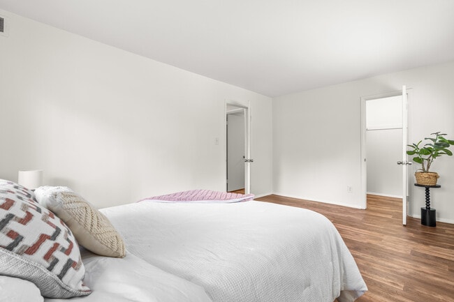 Building Photo - 1212 Schaub Dr