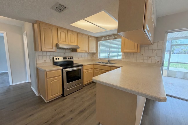 Building Photo - "Charming 3-Bed, 2-Bath Retreat in Spring Hill with 1,327 Sq Ft of Comfort!"