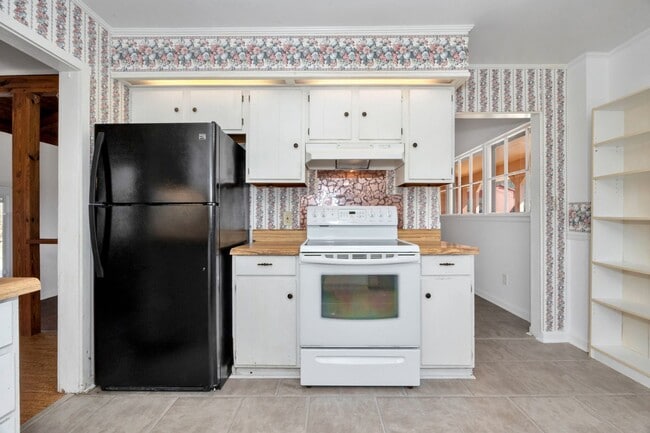 Building Photo - Spacious & Charming in Scottsboro!