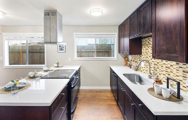Building Photo - 3 Bed, 1.5 Bath, Remodeled Townhome is Ava...