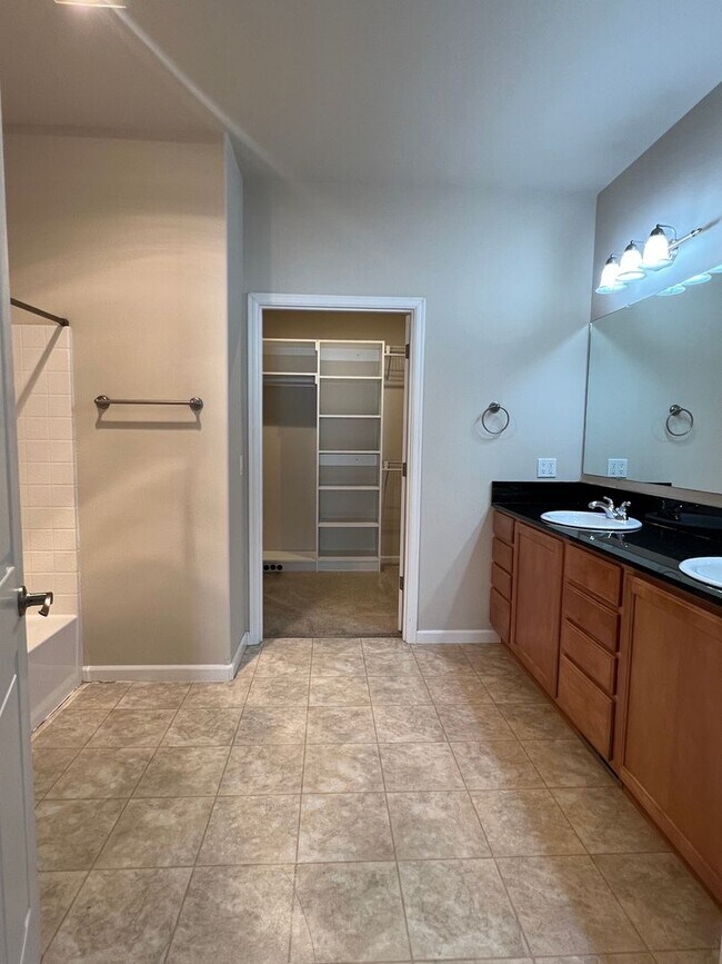 Building Photo - Great location with lots of amenities! 4 b...