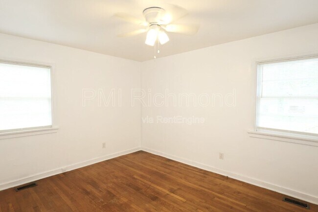 Building Photo - 3006 Manor Dr