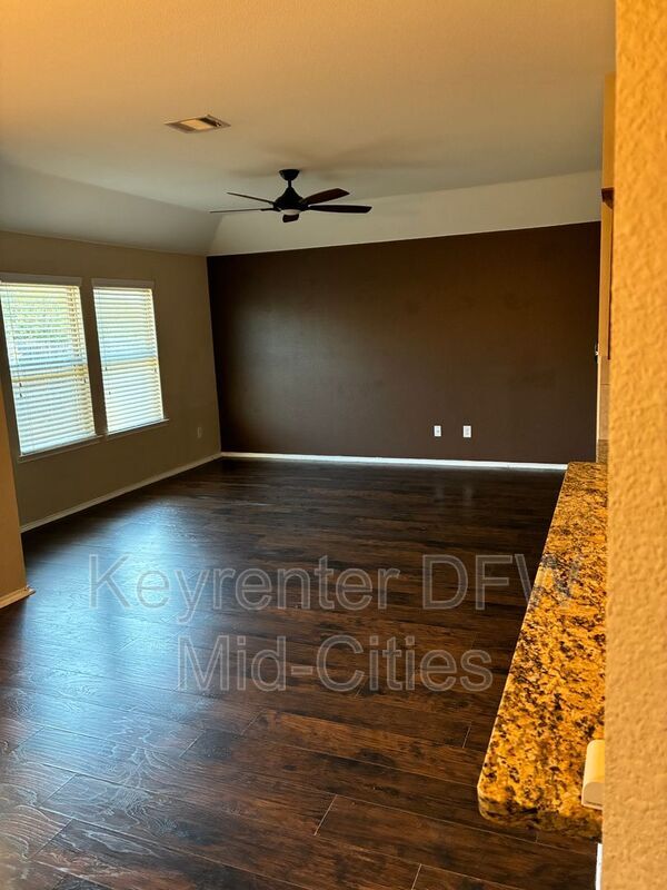 Building Photo - 1904 Meadow Crest Dr
