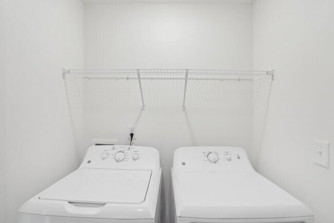 Building Photo - Fantastic 3bd/2.5ba home! Coming soon!