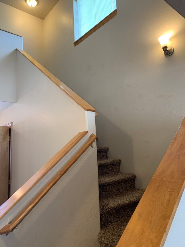 Building Photo - 404 River Ave