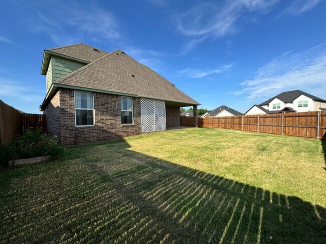 Building Photo - Spacious 3-Bedroom Home with Designer Kitc...