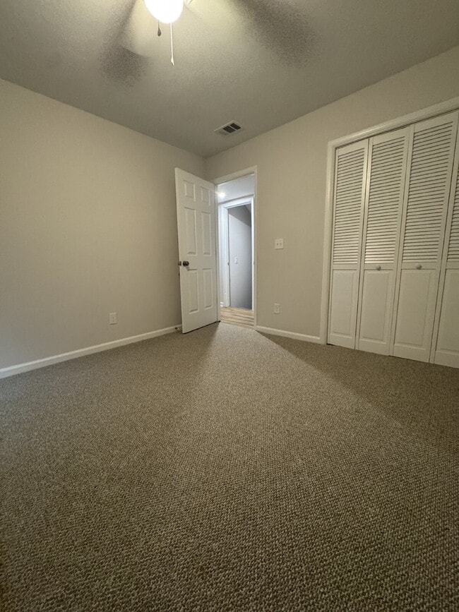 Building Photo - Completely Renovated Duplex with Garage Av...