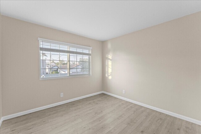 Building Photo - 350 Tile Ave