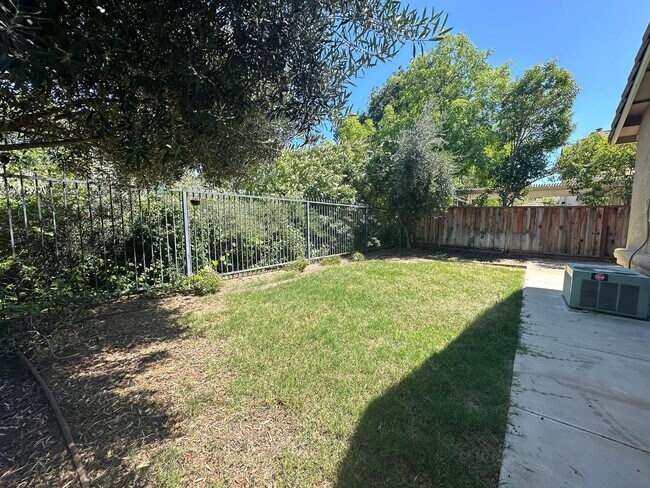 Building Photo - Single Story 3 Bed 2 Bath in Apple Hill!