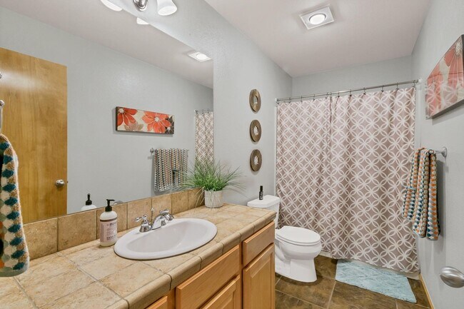 Building Photo - River Meadows $250 discount of first month lease if contract is signed by the end of December.