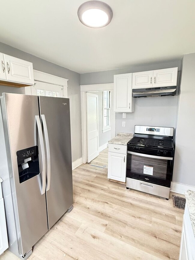 Building Photo - Updated 3 Bedroom 1 Bathroom in North Vers...