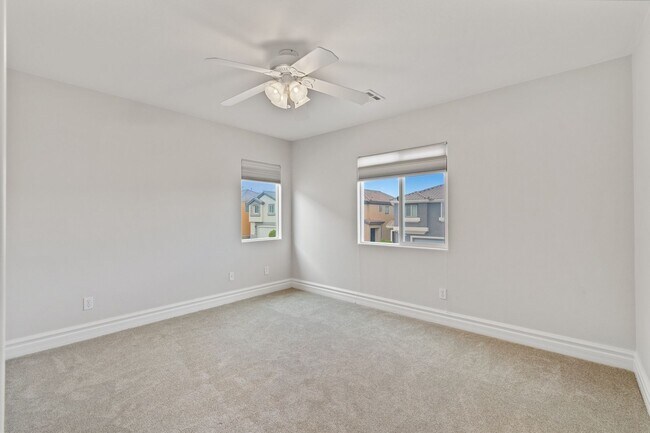 Building Photo - Southwest 3 bedrooms 2.5 bathrooms