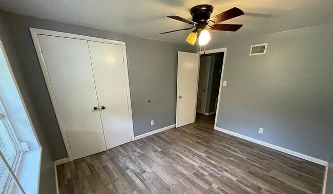 Building Photo - Charming 3-Bedroom 1.5 Bath Cottage-Style ...