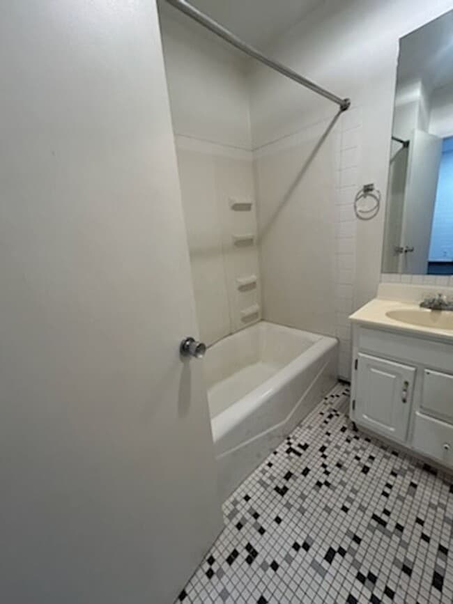 Building Photo - 1 bedroom, 1 bath apartment