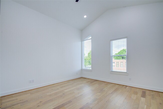 Building Photo - 3206 Live Oak St