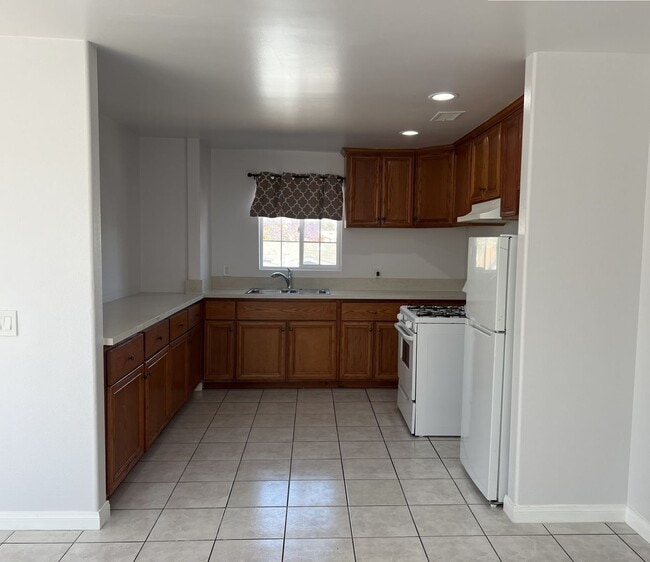 Building Photo - Spacious 2 Bedroom + Bonus Room, Back House w/ Garage & Gated Entry