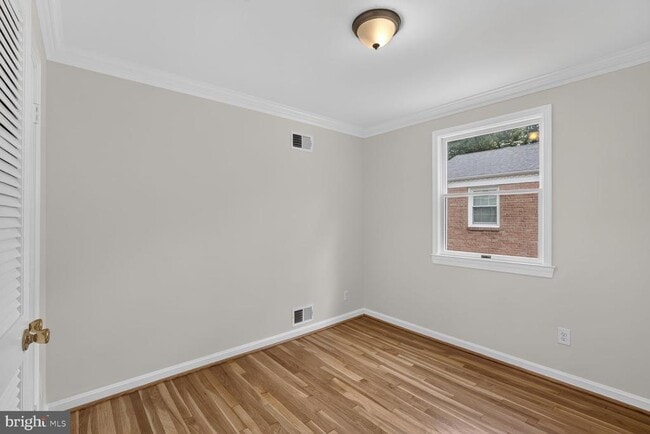 Building Photo - 6035 Chatsworth Ln
