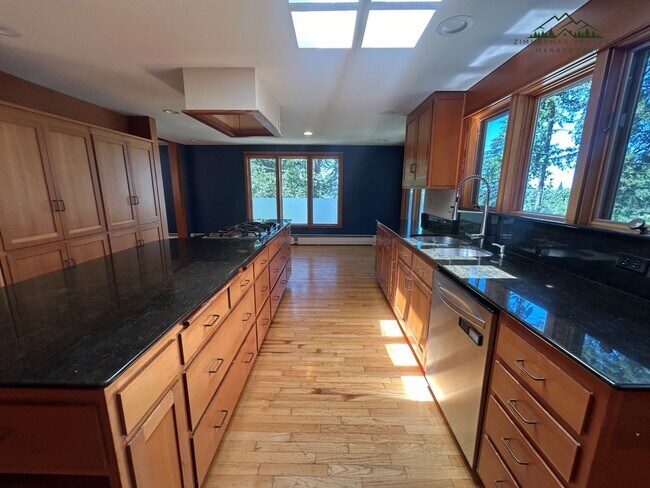 Building Photo - 320 Sunset Dr