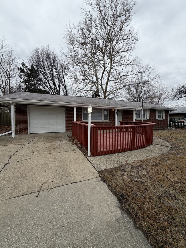 Building Photo - 2213 Roland Dr