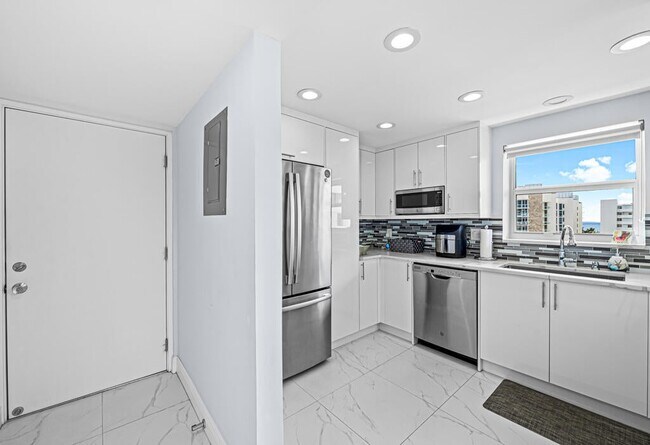 Building Photo - 3581 S Ocean Blvd