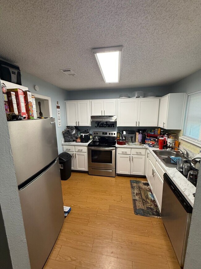 Building Photo - Upgraded 2BR/1.5BA Townhouse Apartment Con...