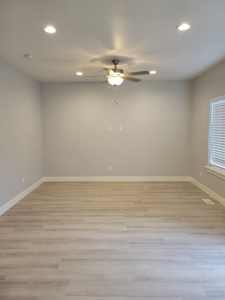 Building Photo - 4895 E Lk Cor Dr