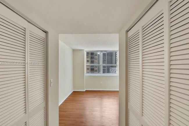 Building Photo - 1111 Brickell Bay Dr