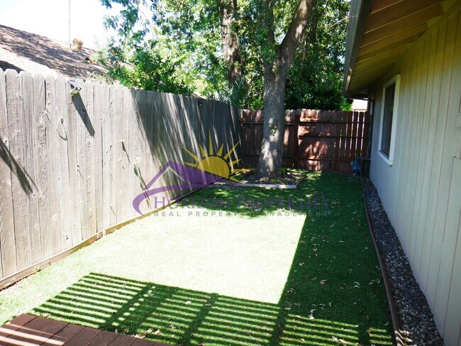 Building Photo - Remodeled 3 Bed 2 Bath 1,595 Sq Ft Fair Oaks Home