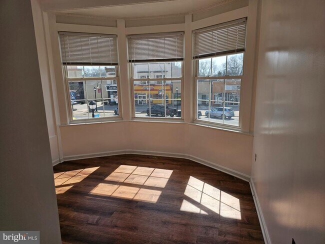 Building Photo - 606 E Landis Ave