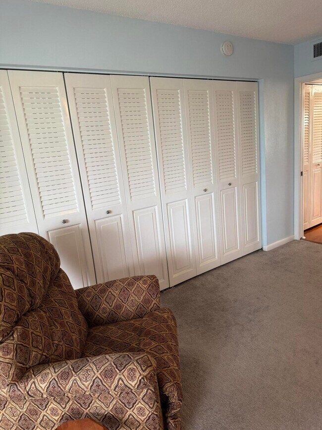 Building Photo - 3062 Ainslie Dr