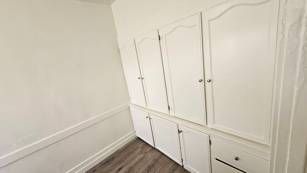 Building Photo - 1330 W 11th St