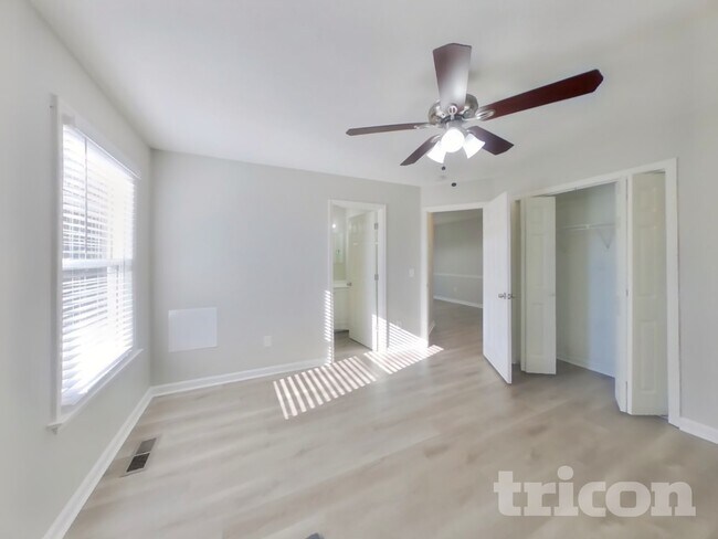 Building Photo - 362 Park Ct N