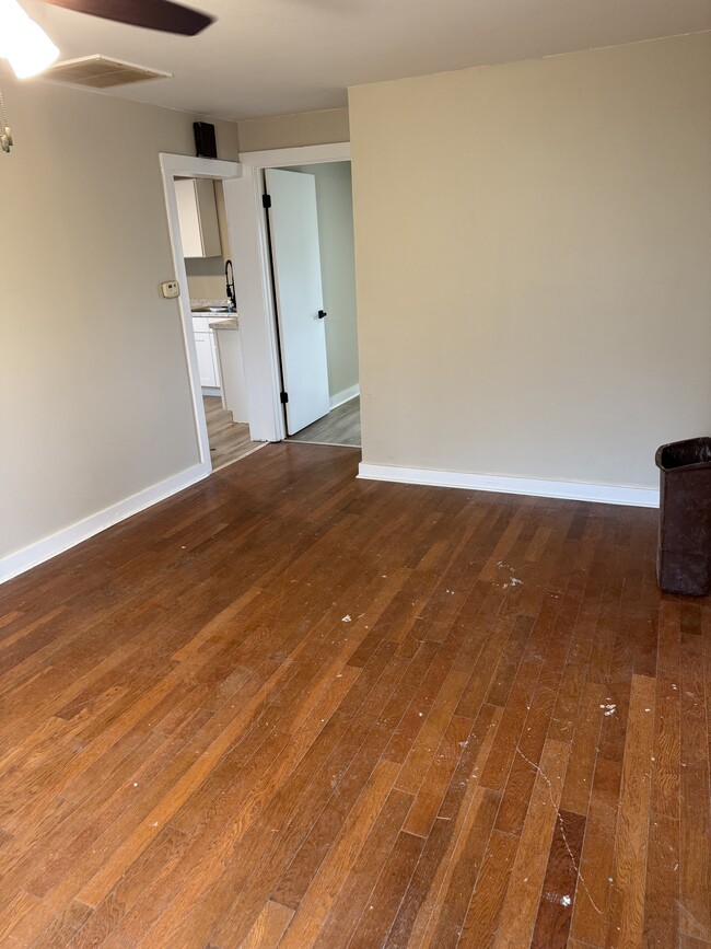 Building Photo - 1606 N Lindsay St