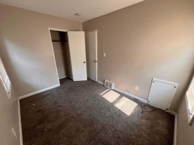 Building Photo - 2 bedroom/1bath ranch in Harper Woods - $1...