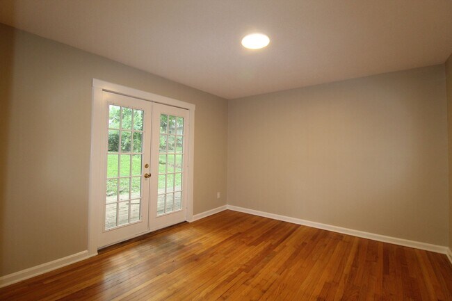 Building Photo - 2 Bedroom 1 Bath Home in Roeland Park.