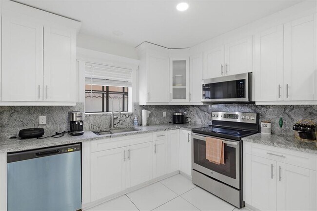 Building Photo - 6611 N Hale Ave