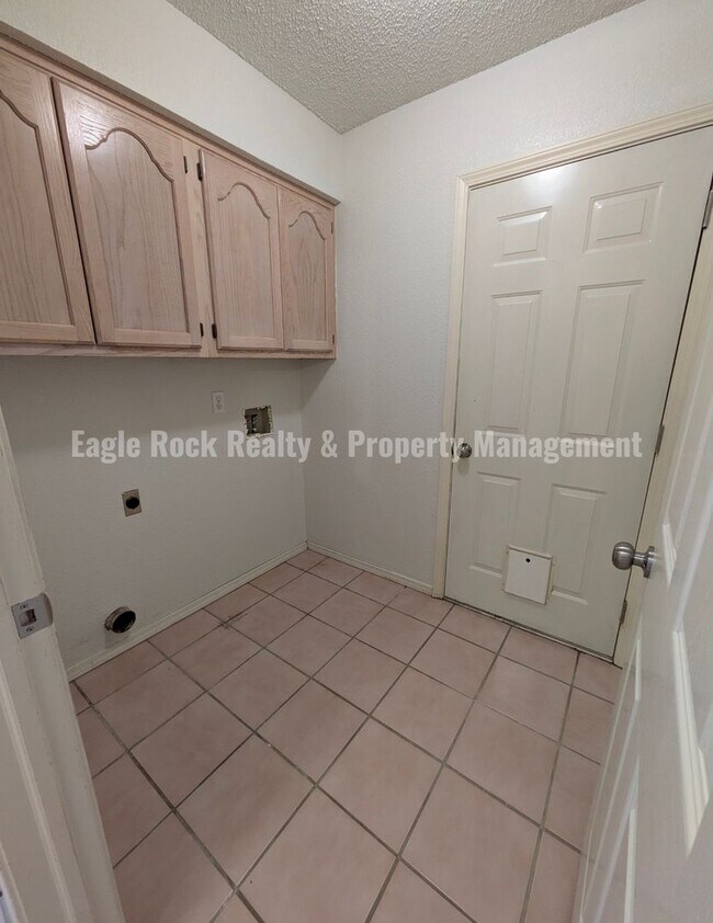 Building Photo - 1304 N Umbrella Ave