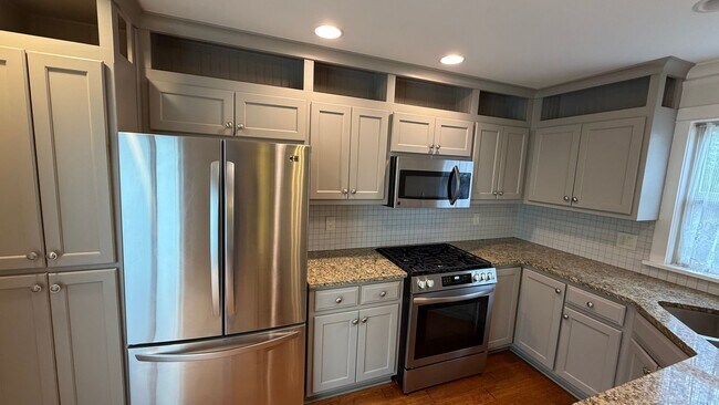 Building Photo - Spacious single-family home located in Southwest