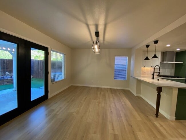 Building Photo - Beautiful 3BD/2.5Bath home within the Rancho Del Oro Village!