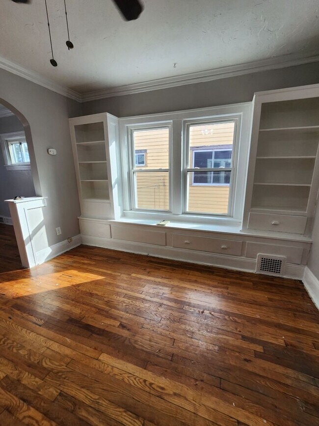 Building Photo - Top Floor 1 Bedroom Apartment with Private Balcony!