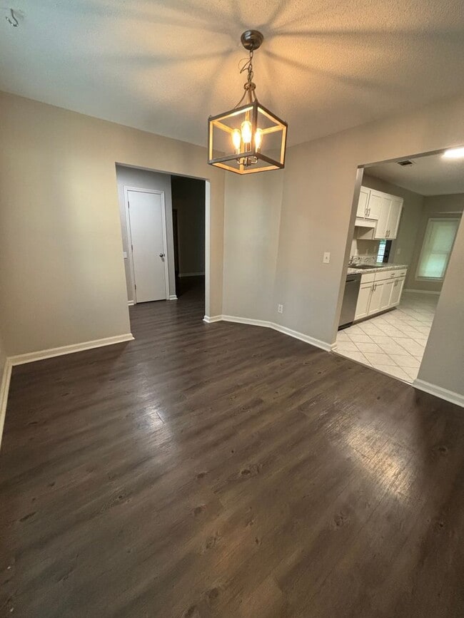 Building Photo - Don’t Miss Out on This Charming 3 Bed, 2 B...