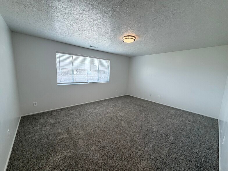 Building Photo - 866 E 500 N