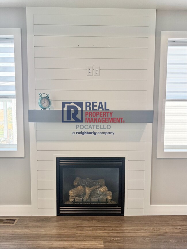 Building Photo - Beautiful Brand New 6 bedroom 3.5 bahtroom...