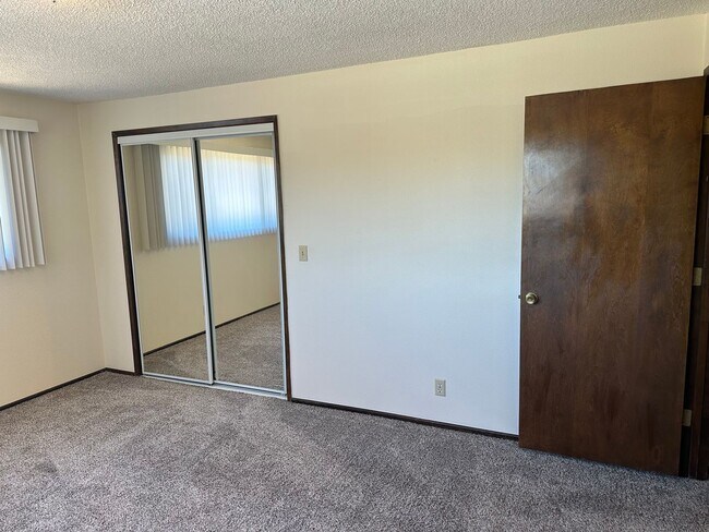 Building Photo - Large 3 bedroom 2.5 bath duplex with a gar...