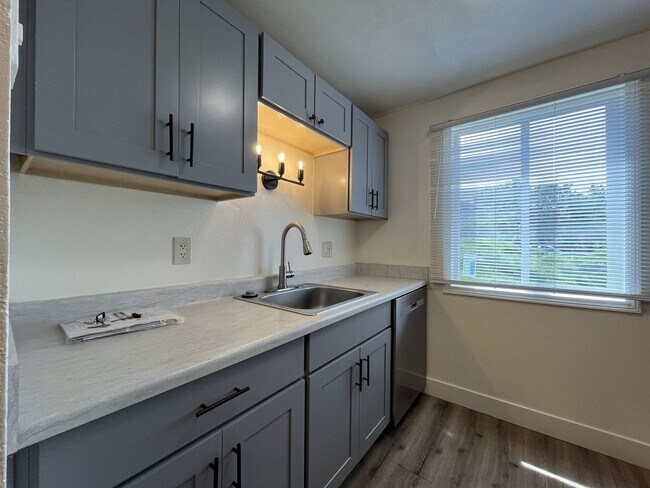 Building Photo - Spacious Corner Apartment with Three Bedrooms, Open Living Space & Modern Kitchen