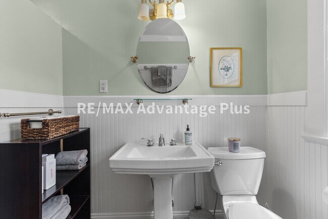 Building Photo - Spacious home located in The Avenues