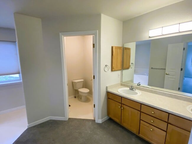 Building Photo - Well located 2+ bedroom townhome