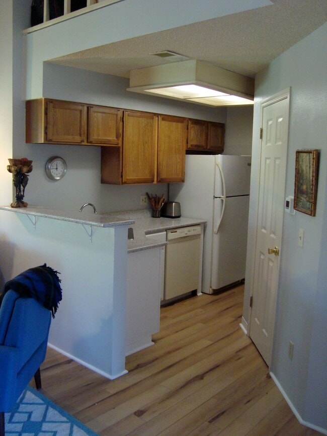 Building Photo - Top Floor FURNISHED 1 Bed/Office/Loft in P...