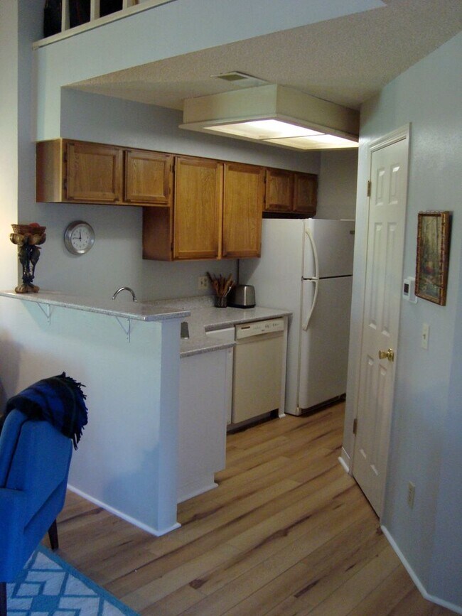 Building Photo - Top Floor FURNISHED 1 Bed/Office/Loft in Powderhorn