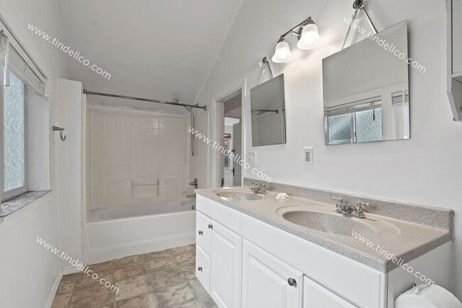 Building Photo - 4 Bedroom, 3 Bathroom Home 3000 + Square feet - A Must See In Abernethy School Boundary